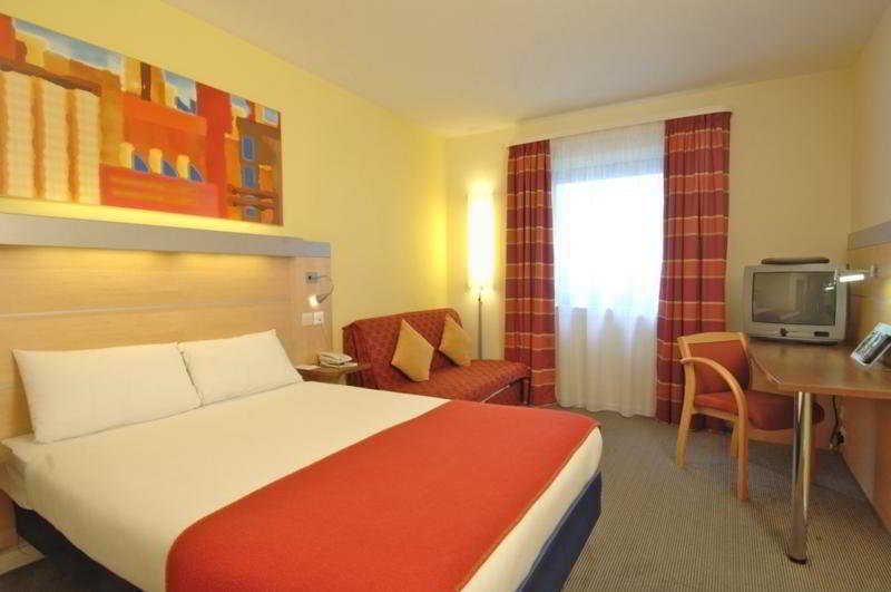 Holiday Inn Express Stevenage, An Ihg Hotel Exterior photo